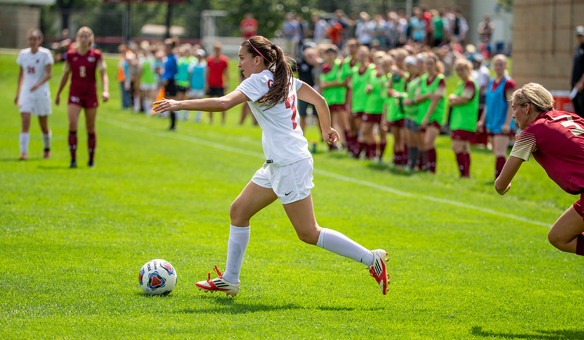 Valencia Alvarez ’20 prepares a cross during a soccer match.