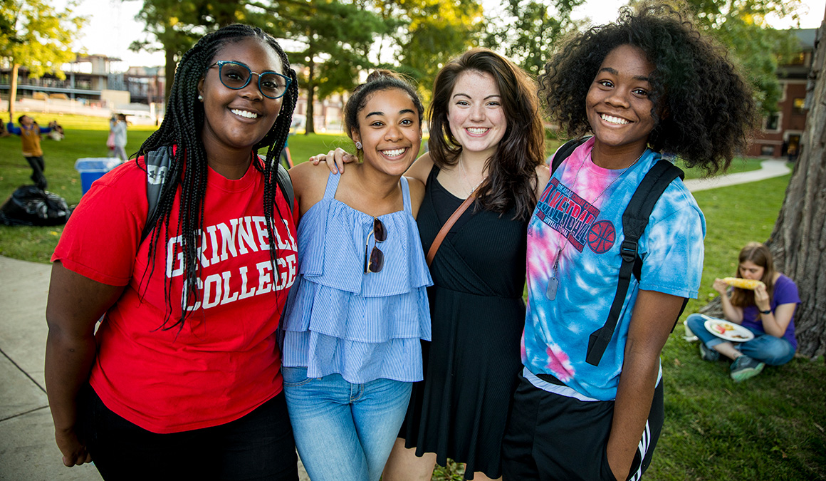 Madison Wardlaw ’20 (left) poses with friends during the campus picnic.